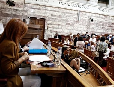 Ένταση και επεισόδια στην Επιτροπή Άμυνας της Βουλής (βίντεο)